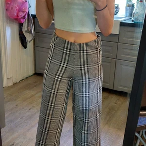 Snygga byxor - Säljer dessa snygga byxor, storleken xs. Säljer då dom är för korta för mig. Är 160 cm lång. Köparen står för frakten. Ställ frågor eller skriv till mig för fler bilder. Inte använda jätte mycket.