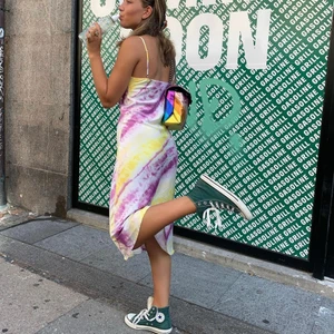 tiedye klänning - säljer denna klänning från bershka! stl S! 140kr exklusive frakt! vid flera intresserade buda i kommentarerna🤍