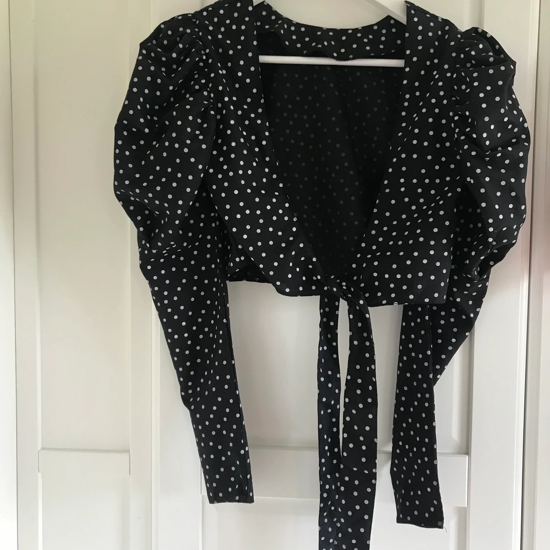 Prickig croptop med puffärmar - 90