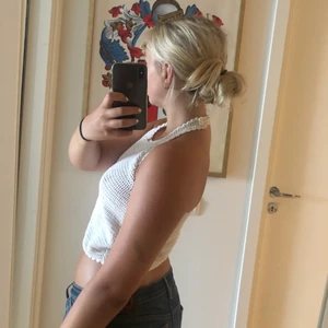 Stickad topp - Stickad kort topp som jag köpt här på plick, vet itne riktigt storleken för det fanns ingen lapp. Men skulle tro XXS-XS. Köpte den föra året och använt några gånger men inte fått så mycket användning för den på senaste.