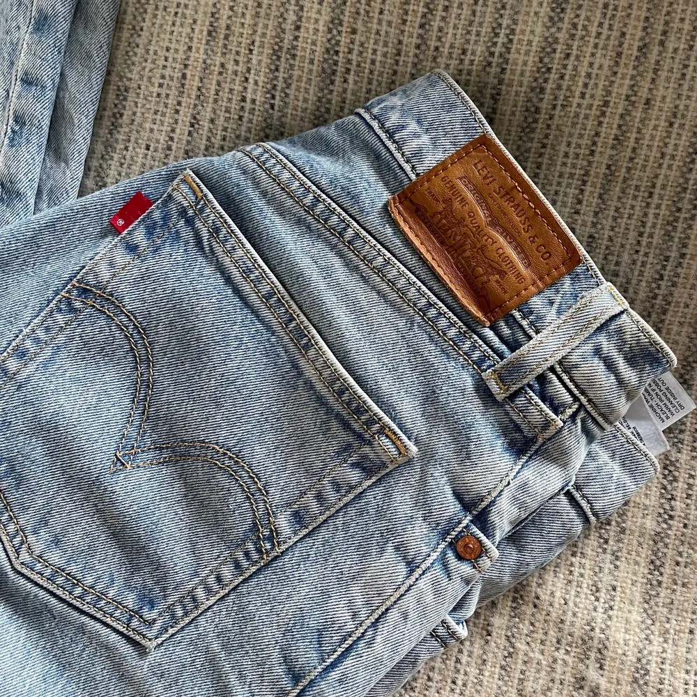 Säljer mina jeans från Levi’s. Köpta från NA-KD för 1200kr. Materialet är stretchigt men ändå rejält. Storlek 28, skulle säga att de passar en S/M. Superfint skick!. Jeans & Byxor.