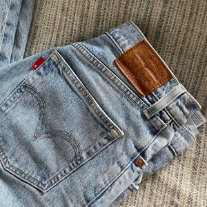 Levi’s Jeans - Säljer mina jeans från Levi’s. Köpta från NA-KD för 1200kr. Materialet är stretchigt men ändå rejält. Storlek 28, skulle säga att de passar en S/M. Superfint skick!
