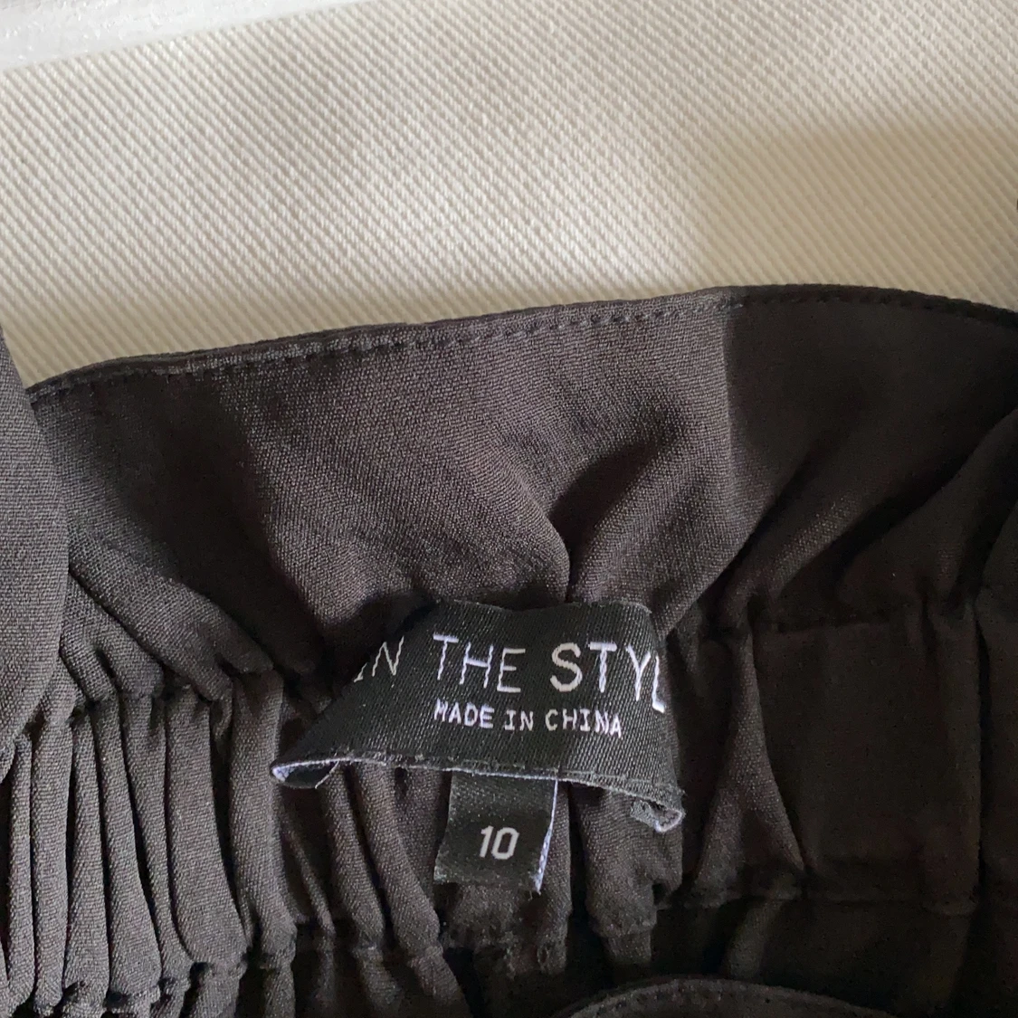 Svart topp med rosetter - 90