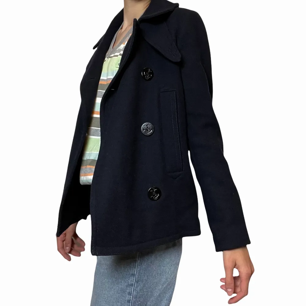 Såå snygg mörkblå pea coat från gap inköpt i Japan! Perfekt nu inför hösten! Köpte den för ett par år sedan men den är endast använd ett fåtal gånger och är därmed i mycket fint skick! Originalpriset var över 1000 kr!! Säljer för 400 kr (+frakt). Den är 60% ull!! Jag på bilden är 170 cm och brukar ha M på sådana kläder! . Jackor.