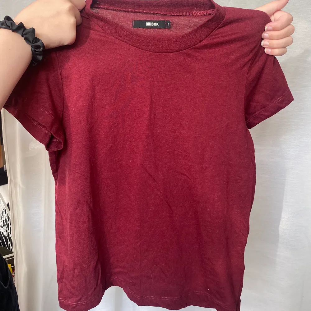En röd & en militär grön t shirt från BikBok i storlek S. Den gröna är mer grön i verkligheten! Köp båda för 150 eller en för 100kr. Skriv för mer information eller bilder ☺️. T-shirts.