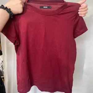 En röd & en militär grön t shirt från BikBok i storlek S. Den gröna är mer grön i verkligheten! Köp båda för 150 eller en för 100kr. Skriv för mer information eller bilder ☺️