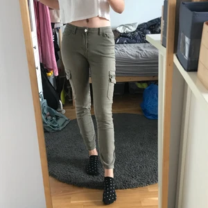 Skinny byxor - Jag säljer ett par skinny byxor. Färgen är ett lite uttvättad olivgrön. De har fickor på fram -och baksidan och vid siden om benen. De sitter bekväma. 