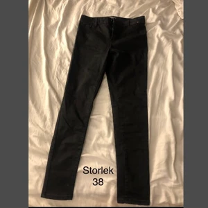 Svarta jeans - Svarta jeans. Aldrig använda endast tvättade. Bjuder på frakten