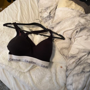 ck topp  - liten fläck på den men den syns knappt!