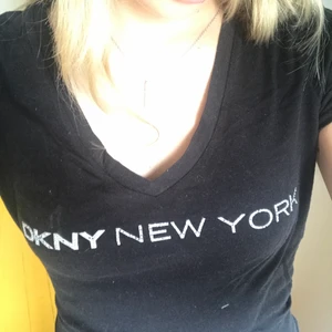 DKNY tröja - Svart t-shirt fårn DKNY. Med små diamanter på trycket. 