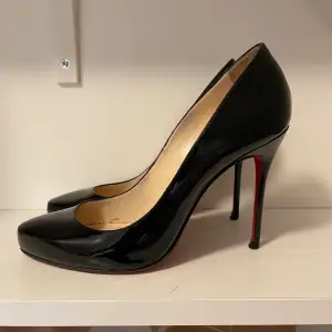 Äkta Christian Louboutin i modellen Elisa 100. Säljer endast pga de är lite för stora för mig.😪 Storleken är 39 men passar någon som har 38-38.5 bäst! Jättefint skick. De är sulade (se bild 3)!