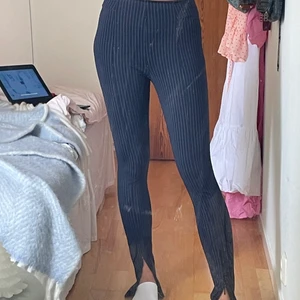 Randiga byxor  - Randiga långa byxor från hm med slitsar längst ner vid foten. Storlek 36 