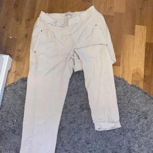 Byxor Creme - Byxor från Creme. Använda fåtal gånger, jättefint skick. Beiga. Storlek 38. 99 kr