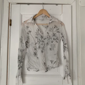 Skjorta/ blus  - Säljer min fina blus/ skjorta från H&M i storlek 36❤️ Kontakta vid intresse eller fler bilder