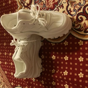 38/37 - ÄR INTE ANVÄNT!!! En vit skor som är inte ens använt storlek 38/37