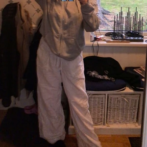 Byxor - Fina vita linnebyxor från Kappahl, köpta för 400kr använt ca 5 ggr💜(köparen står för frakt) (jag är 160)