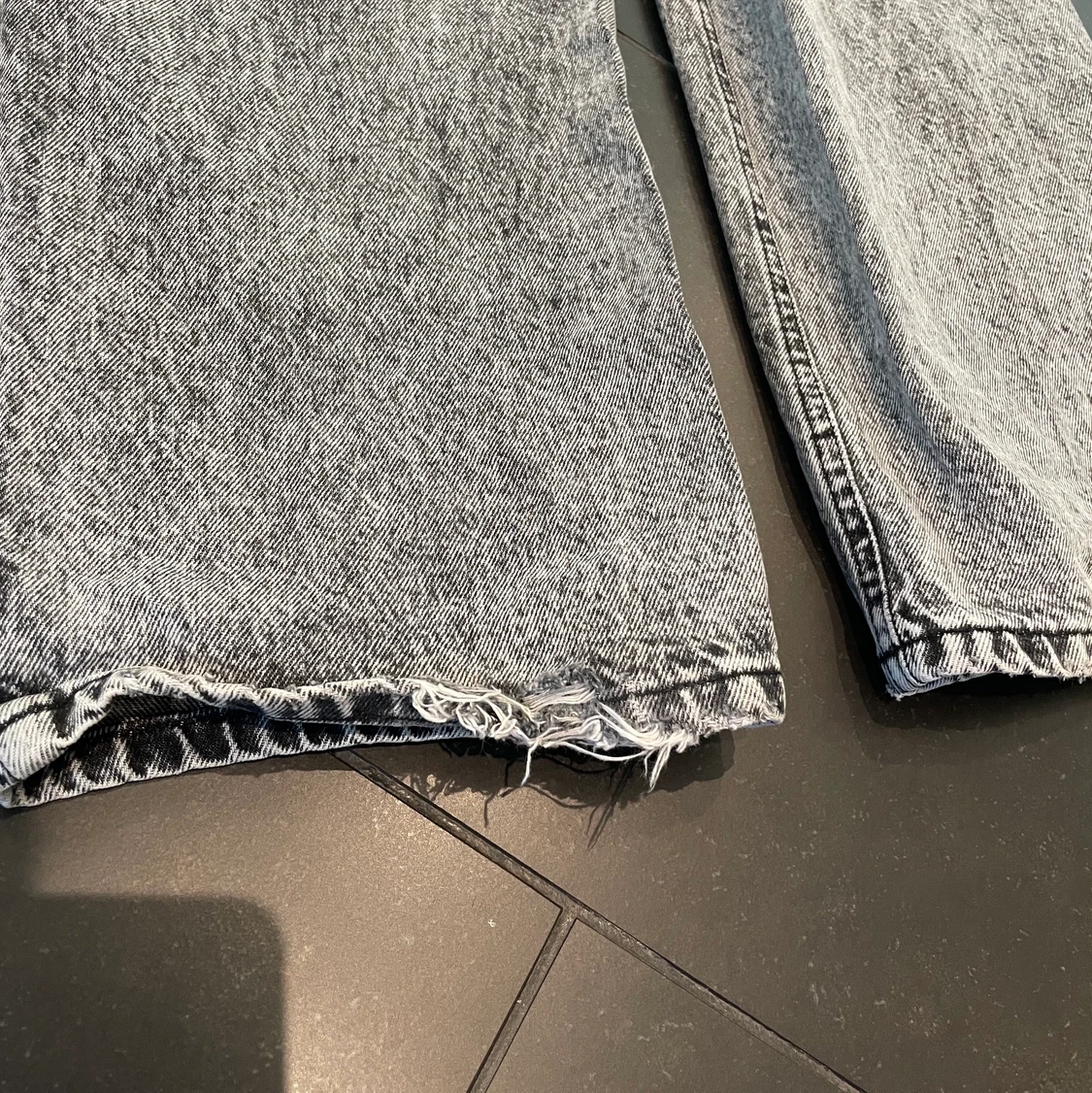 Populära gråa jeans från NA-KD - 91