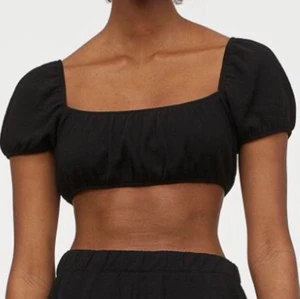 Kort off shoulder topp - Aldrig använd med lapp kvar på. Köpt för 99kr säljes för 40kr. Kort topp som kan bäras både över och under axeln ☺️