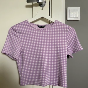 Söt topp - Randig T-shirt i lila & vitt. Storlek M men skulle säga att det mer en S