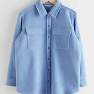 Ljusblå jacka - Säljer min superfina jacka från &other stories som passar perfekt nu till hösten💙 Helt slutsåld på hemsidan i alla storlekar, köpt förra hösten för 1300kr, i perfekt skick och säljer för 300💞