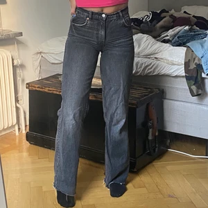 Mid rise  - Säljer mina jätte fina zara jeans som jag köpte i vintras, dom är slutsålda överallt och säljs inte på hemsidan längre. Skriv privat för mer bilder. Dom är i storlek 34 men passar mig som brukar ha 36. Jag har klippt dom och är 165 cm lång. Köparen står för frakten