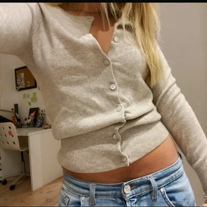 Så snygg och mysig Kashmir tröja🥰🥰🥰 - Så härlig kofta, perfekt till hösten och nästan helt oanvänd, säljer denna då den inte riktigt passar❤️ Köpt för 1200 kr