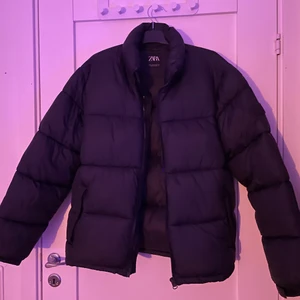 Pufferjacket från Zara - Säljer min nästintill oanvända pufferjacket från Zara. Den är i storlek XL men som du ser på bilden - så passar den bra på mig som vanligtvis bär M. Funkar för både tjej och kille. Mycket bra skick, säljs pga ingen användning. Funkar perfekt nu till hösten men även in på vintern. 