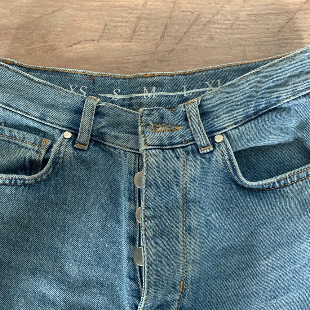 Skitfina jeans från bikbok i storlek XS som tyvärr mycket sällan kommer till andvändning. Jeans & Byxor.