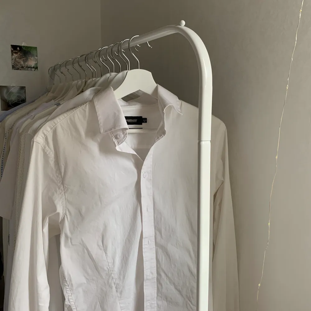 Säljer en ny skjorta från dressman, sitter perfekt oversized på storlek S <3 perfekt nu till hösten att ha bara som den är eller under något annat! Oändliga möjligheter:) skicka iväg ett meddelande för fler bilder 💙. Skjortor.
