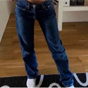 ett par mörkblåa jeans från zara i modellen midrise straight. storlek 36 och perfekt nu inför hösten.  bilden är lånad. använda ungefär 4 gånger. köparen står för frakt 💞 köp direkt för 200kr