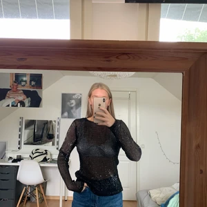 Svart Paljett tröja - Svart lite genomskinlig paljett tröja. Väldigt fin, endast använd en gång. Nypris 300kr