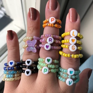 Ringar - Säljer dessa super söta ringar som jag gör själv! ❤️ Jag gör de på beställning så är det så att det är någon modell du önskar som inte finns här på bilden kan jag fixa det åt dig! Du väljer själv vilken bokstav du vill ha. Dessa ringar är så fina som en present eller att kombinera tillsammans ❤️ 1 ring kostar 20, 2 för 38 och 3 för 55 ❤️
