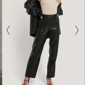 Skinnbyxor strl 36 - 🖤populära snygga skinnbyxor från NA-KD! Fake fickor på baksidan. Använda några gånger, säljes p.g.a att dem är för stora! Nypris 499kr 💕skriv vid frågor/priset kan diskuteras 