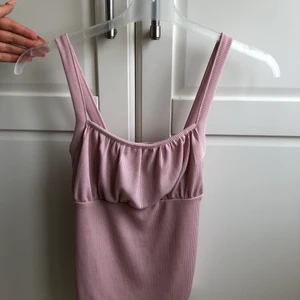 Topp från asos - Jätte sött linne från asos. Jätte bra material med dubbelt tyg vid kupan, går bra att använda utan bh. Använd fåtal gånger💓
