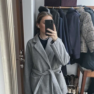 Kappa ifrån zara - Säljer min kappa från Zara som passar både till hösten o vintern, man kan båda styla den öppet eller knyta den med banden som medföljer! Bra skick då den användes en höst 