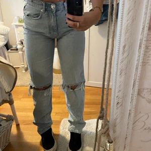 Jeans Gina tricot  - Säljer mina jättefina jeans från Gina tricot!! 90s high waist jeans i strl 36 💖🧚🏼‍♀️☺️ Matchar till allt och superfint med en stickad tröja nu till vintern. Säljer pga för lite användning för den just nu. Superfint skick! Nypris 499kr mitt pris 200kr + frakt 🚚 📦 ☺️🤎