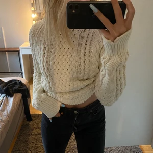 Stickad tröja - Vit stickad tröja, endast använd fåtal gånger🥰