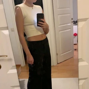 Stickad topp - Stickad beige topp med fina sömmar samt ”vaddade” axlar från zara. Använd 1 gång, nyskick (frakt ingår) 💘