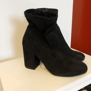 Klackskor strl:36 - Helt ovanvända skor från Ellos. Mockainsprirerat tyg. 