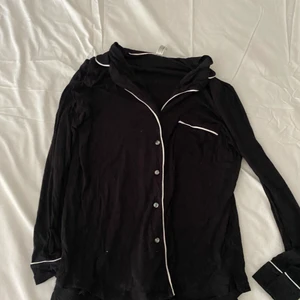 Dam pyjama - Fick som en present till jul men har ALDRIG använt den.  Fin och mjuk pyjama från Lindex. Storlek S men skulle passa M också. Nypris 600 men säljer för 200