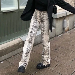 ZARA Straight 90s jeans Snake Print - Säljer nu mina ormmönstrade raka hw jeans från Zara. Väldigt populära och tydligen slutsålda för gott. Nyskick + har aldrig använt de utöver att jag provat de en gång därav priset. Köpte byxorna men hann inte använda de alls då jag skulle klippa av benlängden men drog ut på tiden så pass att de nu är för stora för mig😅. Normala i storleken enligt mig. Frakt står jag för 😋 MÖTER EJ UPP! Säljer alltid genom att 1. Fotobevis vid postlåda/ombud 2. Du swishar 3. Videobevis till dig på postat paket 