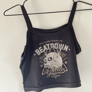 Coolt linne - Ascoolt linne i tunt, stretchigt och skönt material. Snyggt tryck som sitter bra fast på linnet. Enkelt att styla med lager på lager outfits eller bara ha som det är.