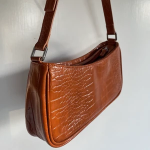 Brun väska  - Brun baguette väska som jag säljer vid bra pris då jag har för många. Fint material och kvalite. Fake läder. 