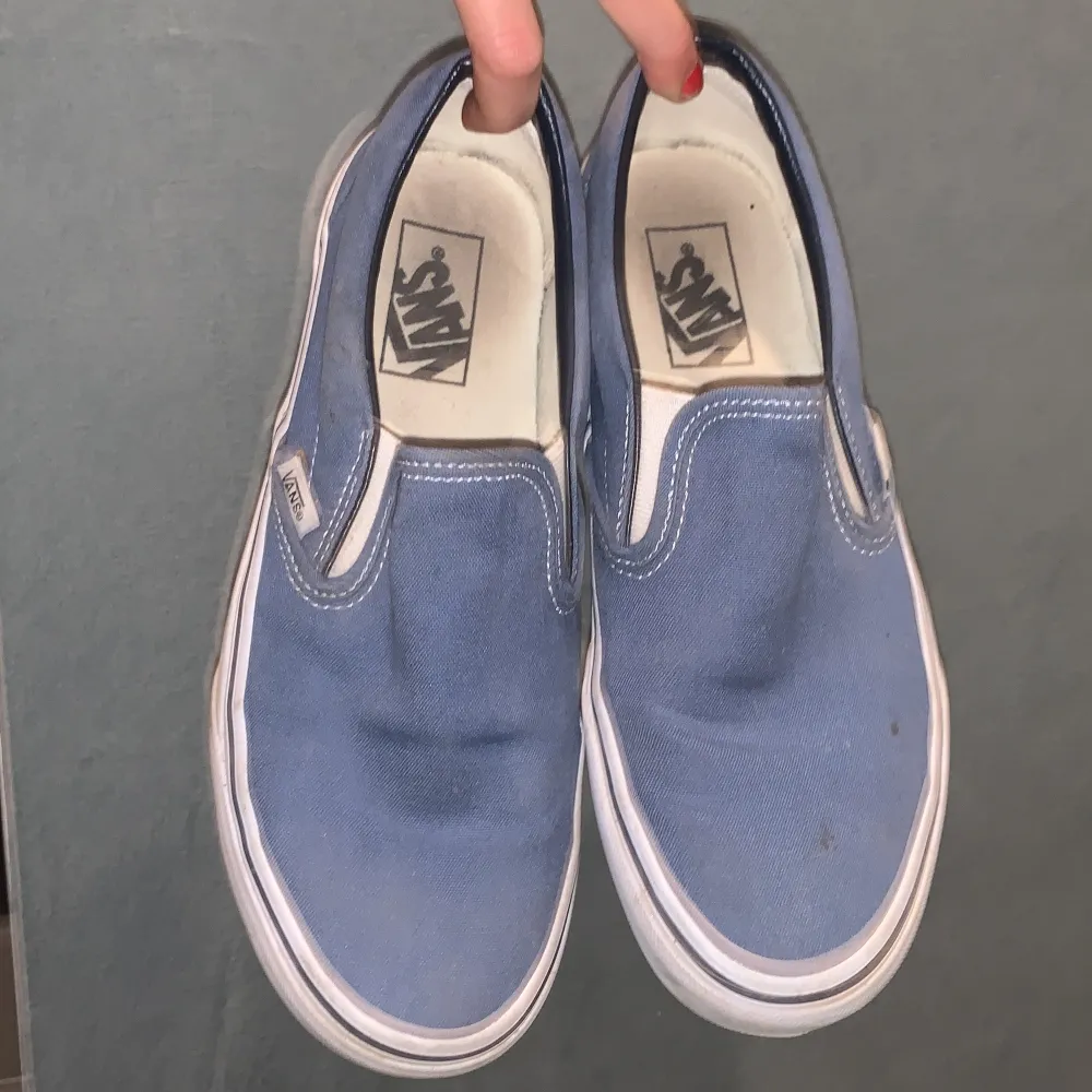 (english) They are pre owned but in great condition! From the vans store, and have been used very few times. They are size 39 and the price is debatable! The shipping would cost extra!(svenska) De är begagnade men i bra skick! Från skåpbilsbutiken och har använts väldigt få gånger. De är storlek 39 och priset kan diskuteras! Frakten skulle kosta extra! . Skor.