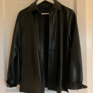 Läderskjorta - Skjorta/jacka i fakeläder från Gina Tricot! Använd ett fåtal ggr. Storlek XS