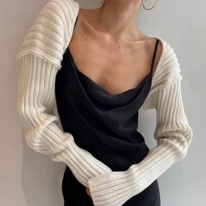 Bolero - Superfin Bolero/ärmtröja. Bild lånad från förra säljaren. OBS att bilden är tagen från nätet från början så den som jag säljer ser lite annorlundare ut. Kan skicka egna bilder👍🏼 jag är 180 och den är lång i ärmarna på mig🤗