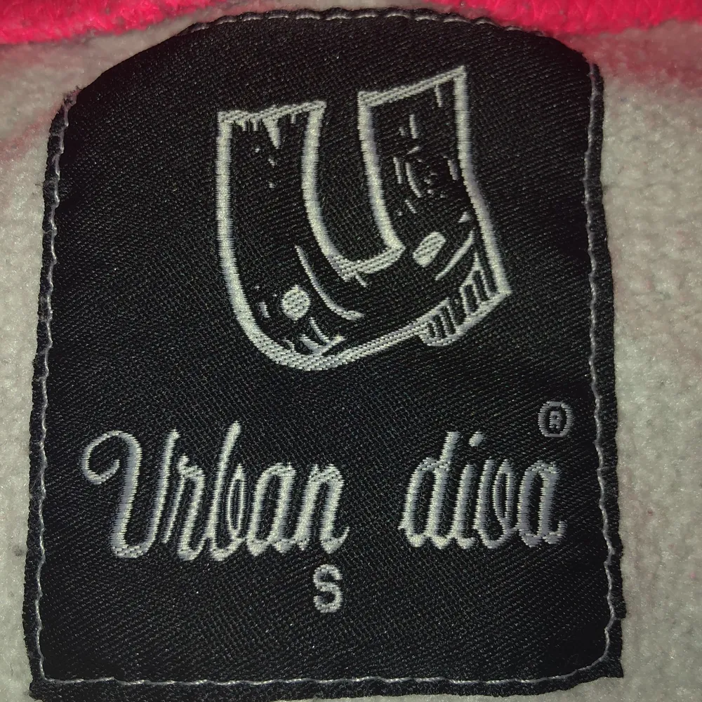 En skrik rosa kofta från Urban diva, med ett värde av 200kr. Jag har ingen andvändning av den och har bara andvänts ett fåtal gånger. Bra skick och bra kvalitet.. Tröjor & Koftor.