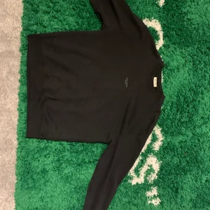 Acne studios tröja - En acne studios crewneck som är köpt i butik för 2 år sedan för 1800kr. Skönt material som är perfekt för kommande höst/vinter. Inga fläckar. Hör av dig om pris eller fler bilder