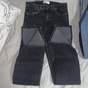 Zara jeans med splits, aldrig använt!