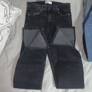 Jeans  - Zara jeans med splits, aldrig använt!